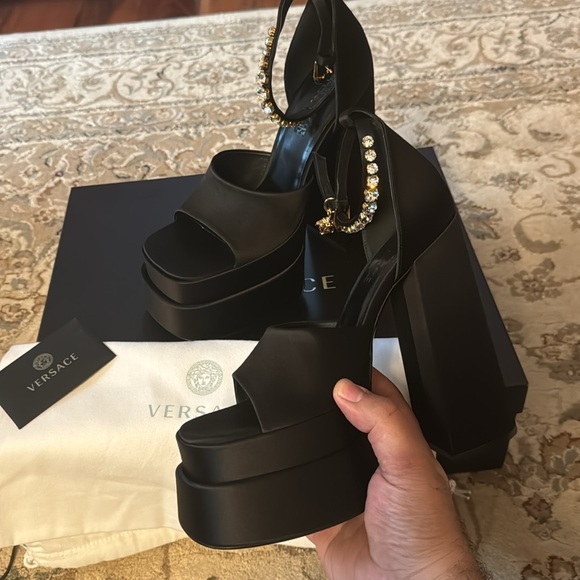 BNWT Versace Raso Ricamo Strass Satin Black Heels! - Picture 2 of 3